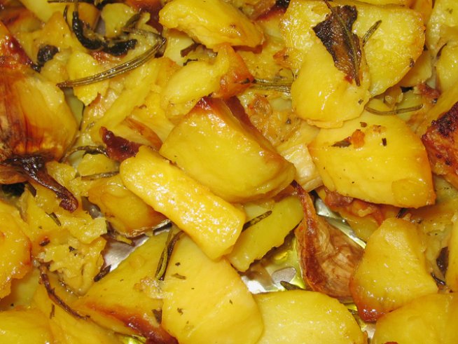 1,200 кг картофи 
розмарин и мащерка на вкус
За маринатата:
сокът на 2 лимона
70 мл зехтин
сол на вкус
