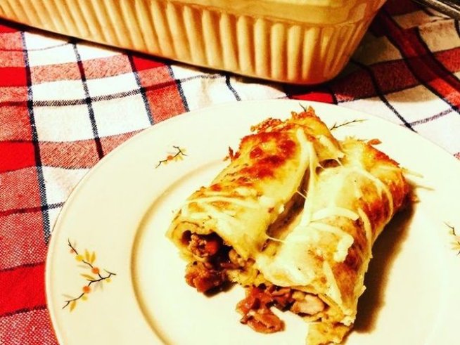 250 г пилешко филе
100 г бекон
2 моркова
1/2 глава червен лук
200 г гъби
1-2 скилидки чесън
черен пипер
суха мащерка
сол
зехтин
50 г кашкавал
50 г сирене
За палачинките:
4 яйца
2 ч.ч. прясно мляко
2 ч.ч. брашно
2 с.л. разтопено масло
1 щипка сода
1 щипка сол