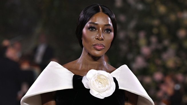 Наоми Кембъл дефилира на приказно ревю на Richard Quinn в Лондон. Снимка: Getty