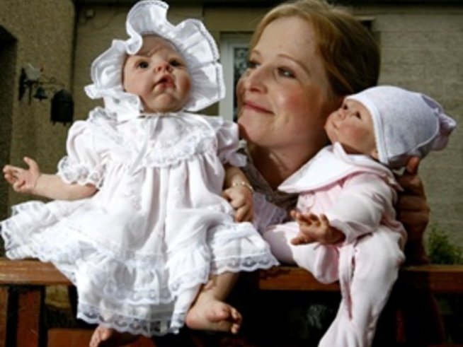 Живи кукли утешават майки, загубили бебетата си