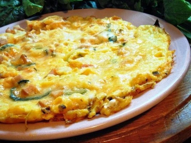 3 яйца
5-6 листа пресен спанак
1 домат
4-5 зелени маслини
4-5 скилидки чесън 
150 г рикота 
150 г шунка
100 г настърган кашкавал
черен пипер
сол