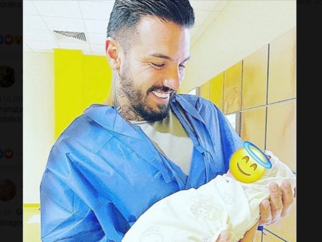 Благой Георгиев държи новородения си син. Снимка: Instagram