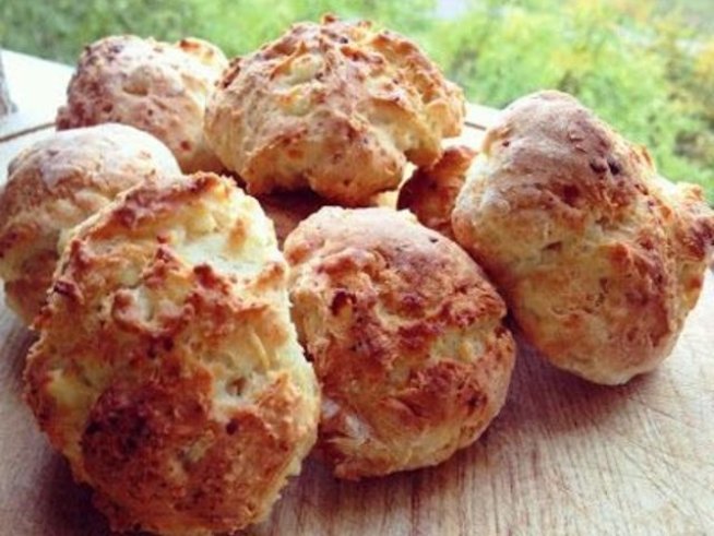 1 ч.ч. натрошено сирене
1 ч.ч. кисело мляко
2 ч.ч. брашно
1 ч.л. сода
40 г краве масло