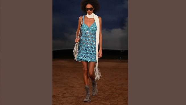 Плетени рокли и яри цветове от Burberry за пролет/лято 2026. Снимка: Getty