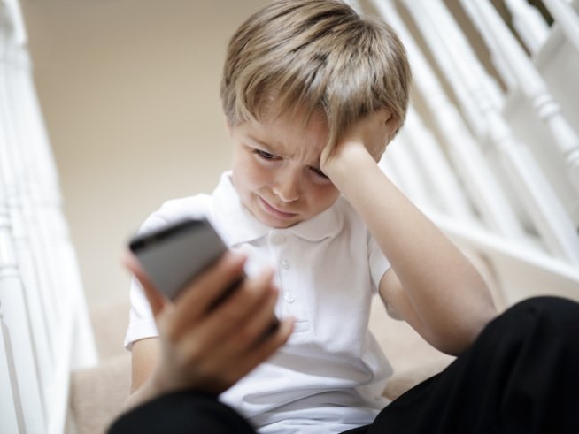 Онлайн тормозът нараства значително през последните години, а част от случаите се зараждат именно между съученици в училище. Снимка: istock