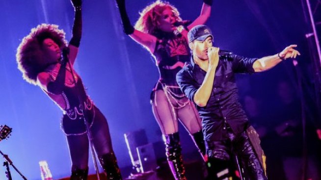 Енрике Иглесиас пя пред повече от 30 000 фенове на грандиозен концерт: „Обичам ви, България“. Снимка: БГНЕС