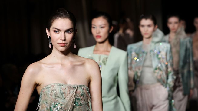 Колекциятан  Armani Priv&eacute; Haute Couture za пролет/лято 2026 - нефритено зелено и бридерии. Снимка: Getty
