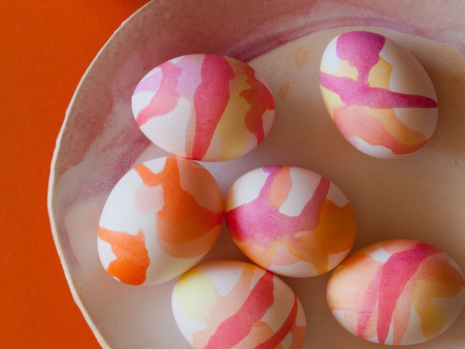 Декориране на великденски яйца със сладкарски бои