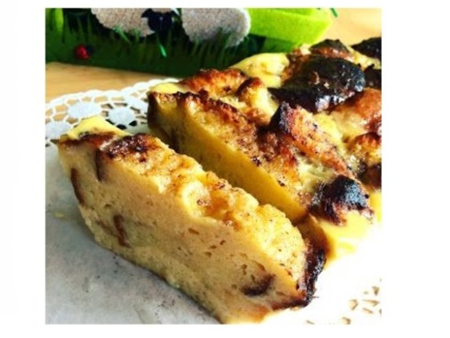 1 стар козунак
6 яйца
500 мл прясно мляко
1/2 ч.ч. захар
1 ванилия
няколко капки ром