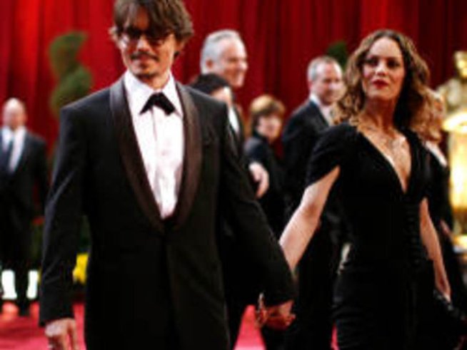 Джони Деп иска да се върне при Ванеса, подари й златен медальон