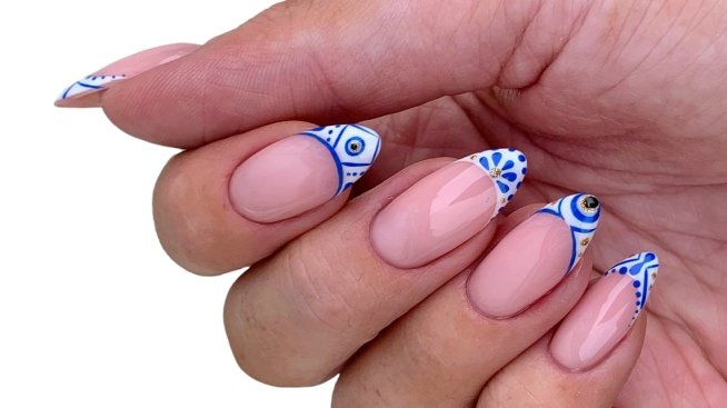 Цветя и ярки цветове – маникюри за зодия Дева . Снимка: istock