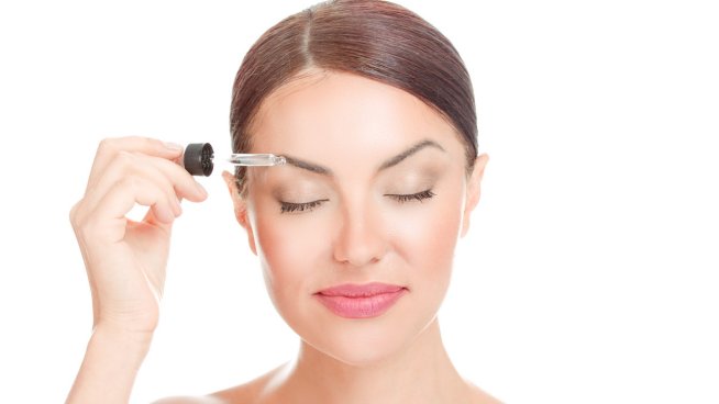 Серум с масла за заздравяване на веждите.Снимка: istock