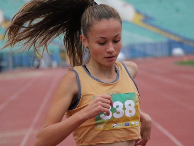 Деца пробягаха миля в подкрепа на египетския лешояд