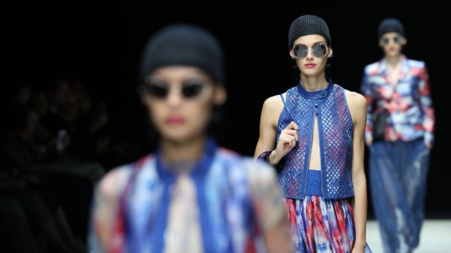 Ярки цветове и свободни линии от Emporio  Armani за пролет/лято 2025.Снимка: Getty