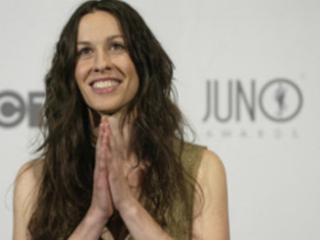 Аланис Морисет ще кърми сина си поне 6 години