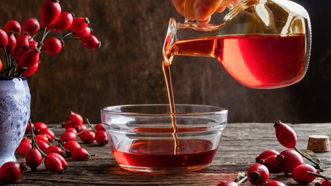 Масло от шипка – невероятни ползи за кожата и косата