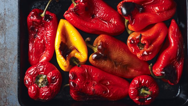 Опитайте този трик за белене на печени чушки.Снимка: istock