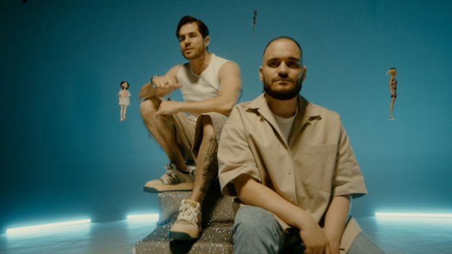 Иво Аръков и Лъчо от СкандаУ с летния хит „Неонови мечти“. Снимка: Directo Agency