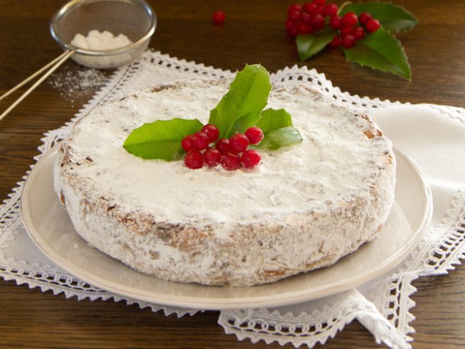 1 ч.ч. меко масло
2 жълтъка
1 ч.ч. захар
2 ч.ч. брашно
1/2 ч.ч. ягодов конфитюр
1 ч.ч. шамфъстък, лешници или бадеми
щипка сол
пудра захар за поръсване