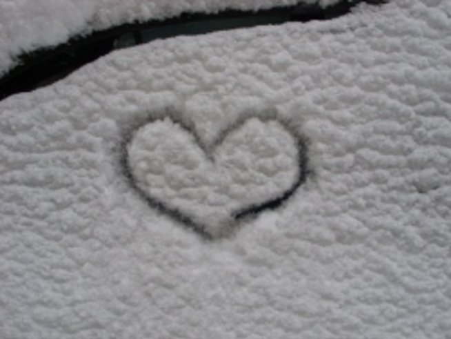 Романтичен съвет на деня: Нарисувайте сърца на всички коли пред блока!