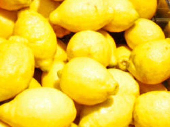 Лимон омекотява груба и суха кожа