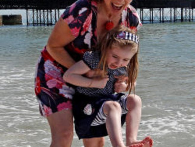 Победителките от конкурса „Майка и дъщеря – като две капки вода“