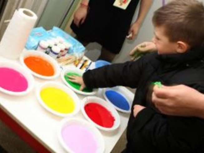 Благотворителна изложба в Столична библиотека „Цветовете на сърцето – мама и детето“