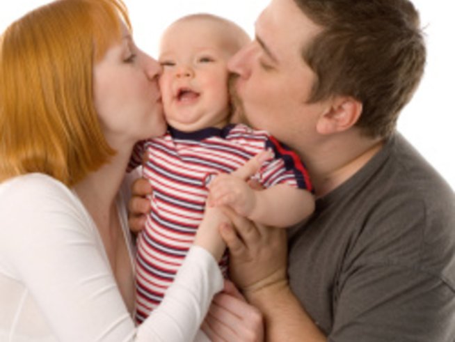 Бащи все по-често вземат отпуска да гледат новородено