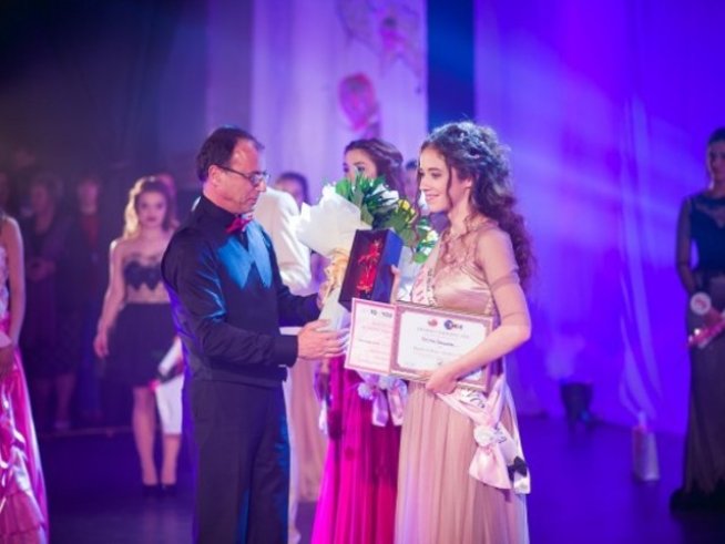 Заместник-кметът на община Карлово Антон Минев връчи на победителката истинска роза със златно покритие.