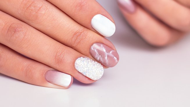 Красив дизайн за маникюр в бяло и бели акценти