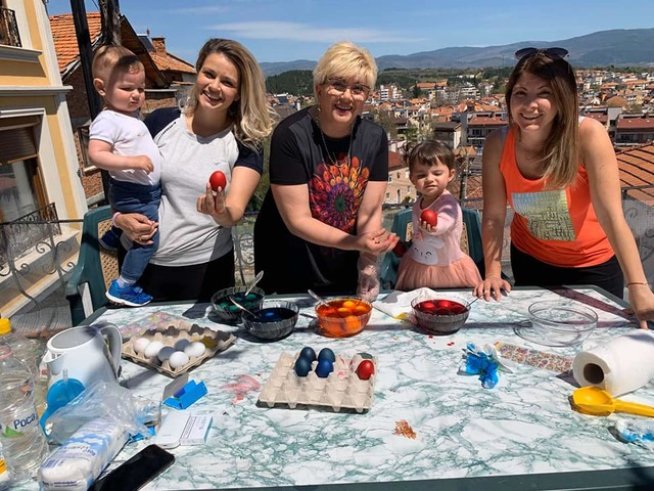Николина Чакърдъкова с дъщеря си Мария, снаха си Лора и внуците Николина и Христо, боядисват яйцата за Великден. Снимка: личен архив