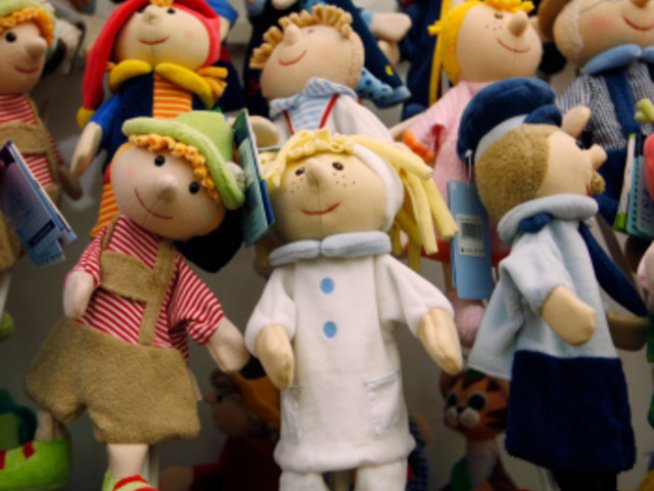 Две еднакви плюшени играчки гарантират щастливо бебе