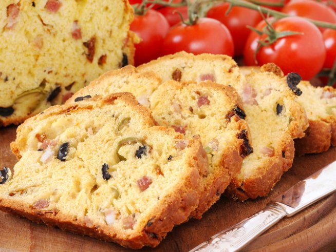 2 чаши брашно
1 супена лъжица майонеза
2 супени лъжици горчица
50 мл олио
50 г черни маслини
1 бакпулвер
2 щипки сол
150 г кашкавал
100 г шунка
