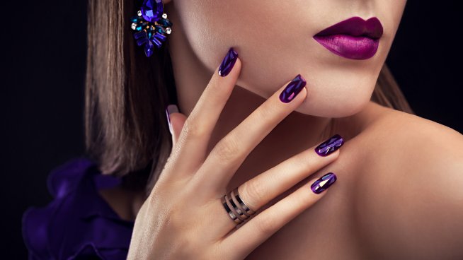 Нежни идеи за маникюр в лилаво (галерия)