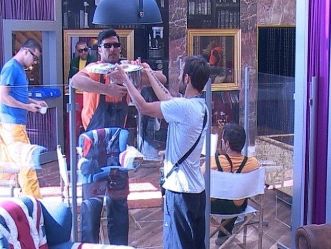 Депутат изпълнява желания като добрата фея във Вип Брадър