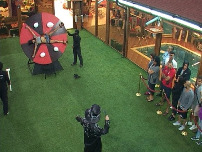 Лияна става мишена за хвърляне на ножове