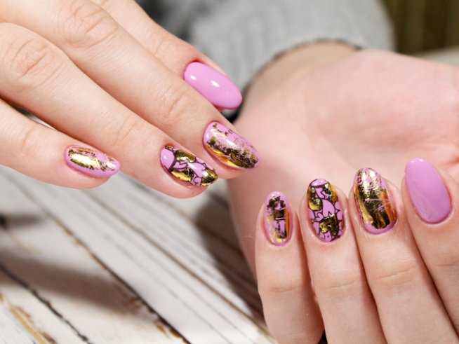 Металик акценти в маникюра за пролетта и лятото