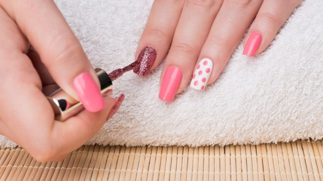 Маникюри с нежни точици