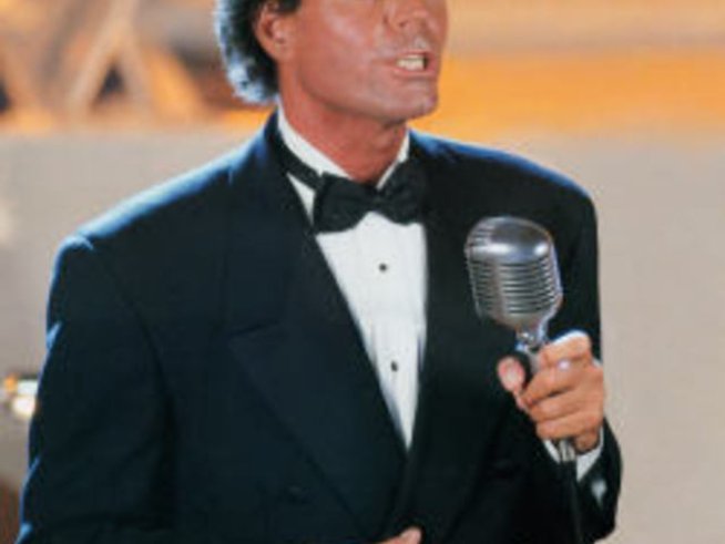 Хулио Иглесиас с концерт в София на 13 юни