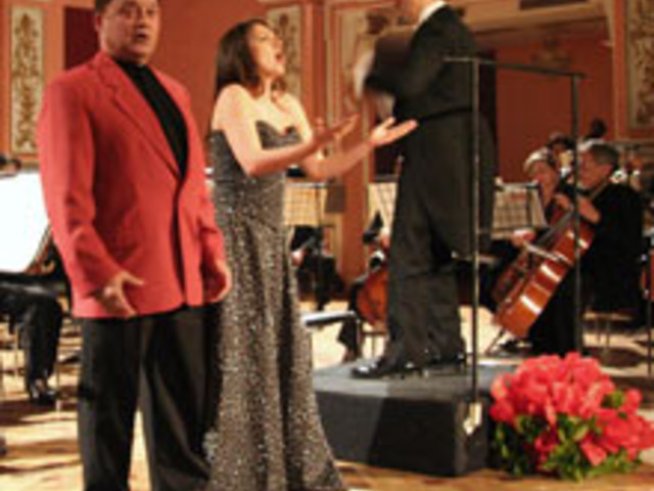 Оперните изпълнители дариха гласовете си...