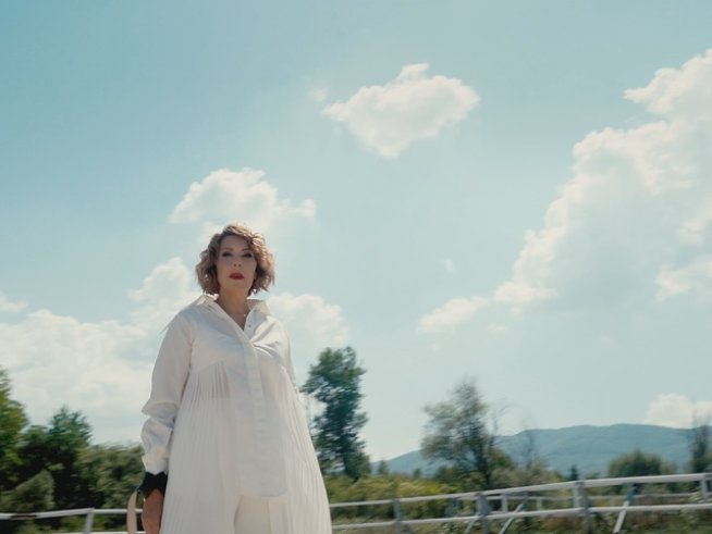 ТОНИ представя силна музикална емоция в „Ела и ме спаси“