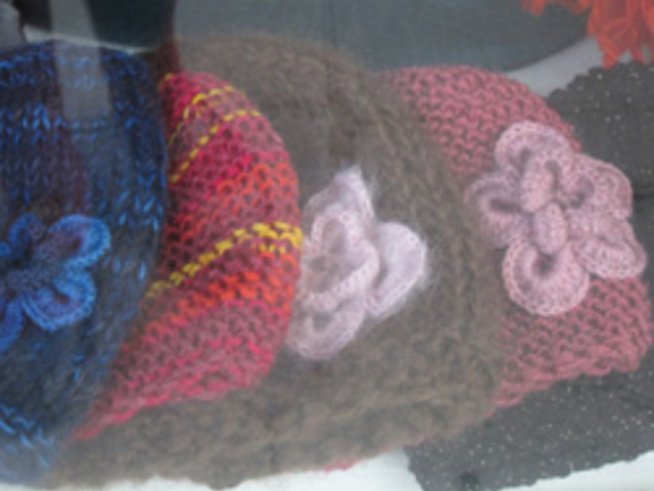 Цветни и топли шапки за есента и зимата