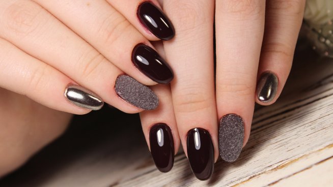 Идеи за маникюр в тъмни нюанси. Снимка: istock