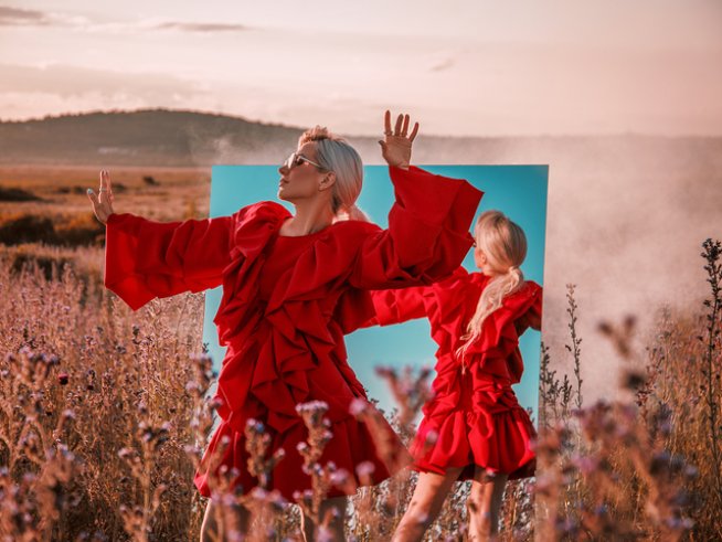 Поли Генова показа мъжа до себе си в новия си клип