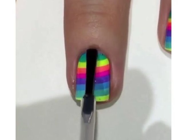 Лесен начин да си направите пролетен маникюр дъга вкъщи  