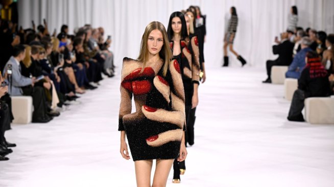 Balmain представи колекцията си за пролет/лято 2025 на Седмицата на модата в Париж.Снимка: Getty
