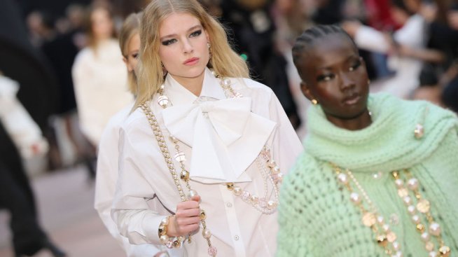 Плетивата за есен-зима 2025/2026 - пухкави и в любимите ни цветове. Снимка: Getty