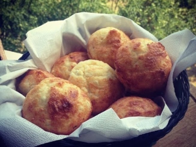 1 пакет кори за баница
5 яйца
200 г сирене
1 бакпулвер
2 с.л. олио
250 мл газирана вода