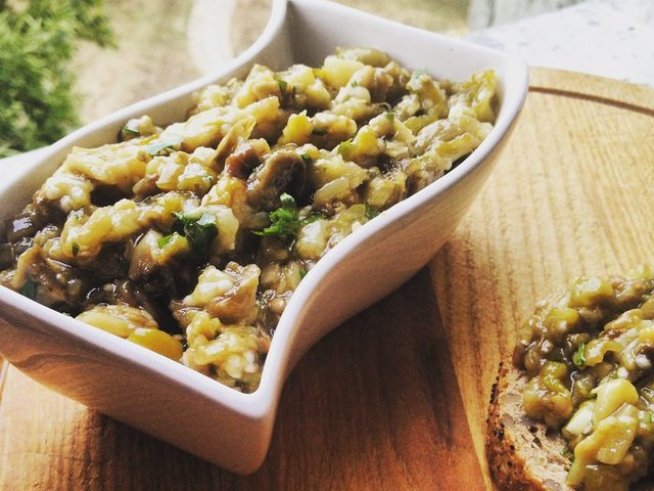 2 патладжана
4-5 зелени чушки
3-4 скилидки чесън
1/2 връзка пресен магданоз
сол на вкус
зехтин и оцет на вкус
