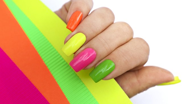 Ярки летни маникюри с много цвят